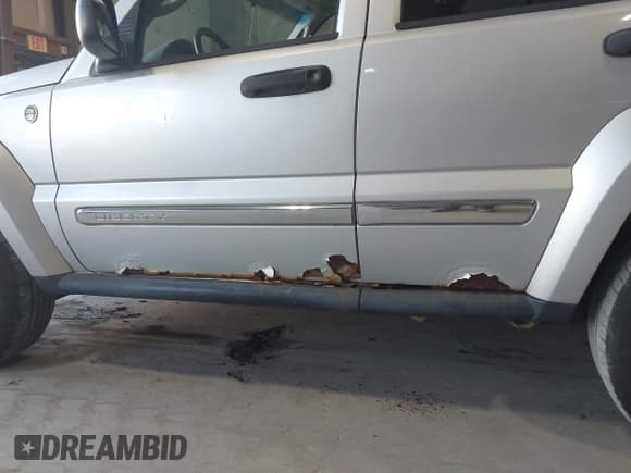 ✅ 2005 Jeep Liberty Limited • VIN: 1J4GL58K85W695397 • Lot: 43564860. Wystawiony na IAAI z przebiegiem 162 713 mil. Bezpłatny archiwum sprzedaży aukcyjnych z USA i szczegółowy raport historii pojazdu na DreamBid. Zdjęcie 6.