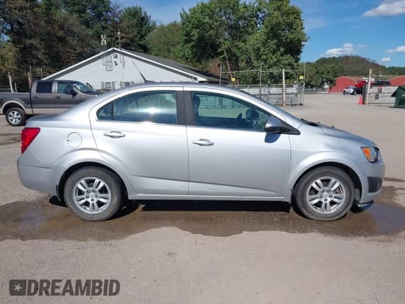 2012 Chevrolet Sonic LT z VIN 1G1JD5SB9C4120406, wystawiony jako IAAI lot #43389534 z przebiegiem 132 373 mil mil oraz . Historia ofert i sprzedaży dostępna na DreamBid. Obrazek 13.