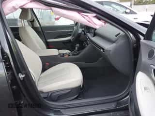 2025 Hyundai Sonata SE z VIN KMHL24JA0SA508421, wystawiony jako IAAI lot #43314725 z przebiegiem 6 504 mil mil oraz . Historia ofert i sprzedaży dostępna na DreamBid. Obrazek 5.