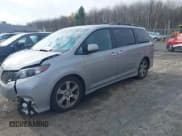 ✅ 2013 Toyota Sienna SE • VIN: 5TDXK3DC2DS373011 • Лот: 43587011. Опубликован ранее на IAAI с пробегом 179 462 миль. Бесплатный доступ к архиву аукционных продаж из США и подробный отчёт об истории автомобиля на DreamBid. Изображение 2.
