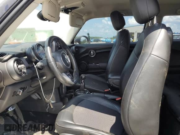 2015 MINI Hardtop with VIN WMWXM5C52FT973831, listed as a Copart auction lot 68501305 with 188,622 mi miles and Salvage title. Bid and sale history available at DreamBid. Image 7.