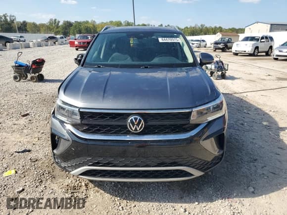 ✅ 2022 Volkswagen Taos SE • VIN: 3VVLX7B21NM013698 • Lot: 84470975. Wystawiony na Copart z przebiegiem 56 233 mil. Bezpłatny archiwum sprzedaży aukcyjnych z USA i szczegółowy raport historii pojazdu na DreamBid. Zdjęcie 5.