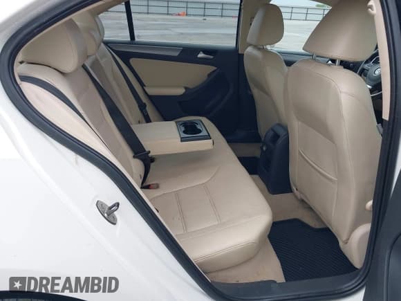 ✅ 2014 Volkswagen Jetta TDI w/Premium • VIN: 3VWLL7AJXEM372547 • Lot: 42320105. Wystawiony na IAAI z przebiegiem 113 200 mil. Bezpłatny archiwum sprzedaży aukcyjnych z USA i szczegółowy raport historii pojazdu na DreamBid. Zdjęcie 8.