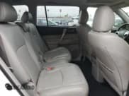 ✅ 2013 Toyota Highlander SE • VIN: 5TDZK3EHXDS128184 • Лот: 82076025. Опубликован ранее на Copart с пробегом 117 227 миль. Бесплатный доступ к архиву аукционных продаж из США и подробный отчёт об истории автомобиля на DreamBid. Изображение 11.