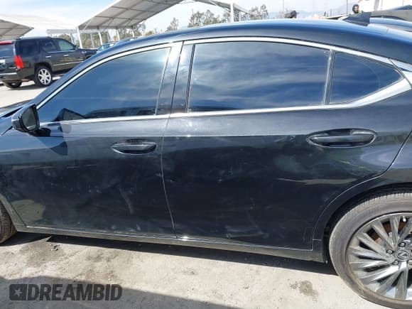 ✅ 2024 Lexus ES 300h Luxury • VIN: 58AEA1C1XRU045759 • Lot: 40873012. Listed on IAAI with 9,275 mi. Free auction sales archive from the USA and detailed vehicle history report at DreamBid. Image 14.