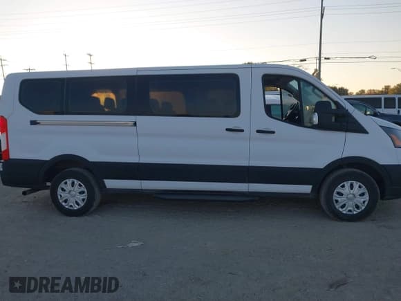 ✅ 2022 Ford Transit Passenger XLT • VIN: 1FBAX2Y80NKA74041 • Lot: 43648584. Wystawiony na IAAI z przebiegiem 198 617 mil. Bezpłatny archiwum sprzedaży aukcyjnych z USA i szczegółowy raport historii pojazdu na DreamBid. Zdjęcie 13.