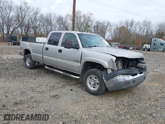 ✅ 2005 Chevrolet Silverado 2500HD Work Truck • VIN: 1GCHK23245F965938 • Lot: 43677906. Wystawiony na IAAI z przebiegiem 238 789 mil. Bezpłatny archiwum sprzedaży aukcyjnych z USA i szczegółowy raport historii pojazdu na DreamBid. Zdjęcie 1.