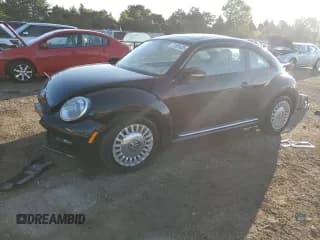 ✅ 2014 Volkswagen Beetle 2.5L • VIN: 3VWJX7AT5EM615405 • Lot: 71301435. Wystawiony na Copart z przebiegiem 78 430 mil. Bezpłatny archiwum sprzedaży aukcyjnych z USA i szczegółowy raport historii pojazdu na DreamBid. Zdjęcie 1.