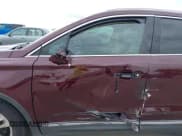 ✅ 2016 Lincoln MKC Reserve • VIN: 5LMTJ3DHXGUJ15132 • Lot: 42729696. Wystawiony na IAAI z przebiegiem 53 741 mil. Bezpłatny archiwum sprzedaży aukcyjnych z USA i szczegółowy raport historii pojazdu na DreamBid. Zdjęcie 6.