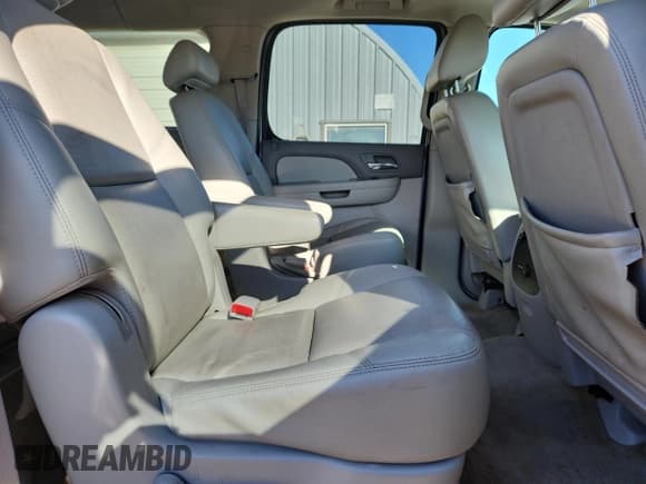 ✅ 2009 Chevrolet Suburban LTZ • VIN: 1GNFK36339R293786 • Lot: 92872055. Wystawiony na Copart z przebiegiem 212 006 mil. Bezpłatny archiwum sprzedaży aukcyjnych z USA i szczegółowy raport historii pojazdu na DreamBid. Zdjęcie 11.