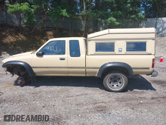 ✅ 1993 Toyota Pickup DLX • VIN: JT4VN13D3P5124630 • Lot: 42434321. Listed on IAAI with 88,263 mi. Free auction sales archive from the USA and detailed vehicle history report at DreamBid. Image 15.