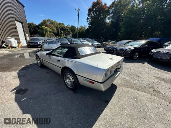 1986 Chevrolet Corvette z VIN 1G1YY6789G5901710, wystawiony jako Copart lot #91651995 z przebiegiem 24 224 mil mil oraz Czysty tytuł • Clean title. Historia ofert i sprzedaży dostępna na DreamBid. Obrazek 3.