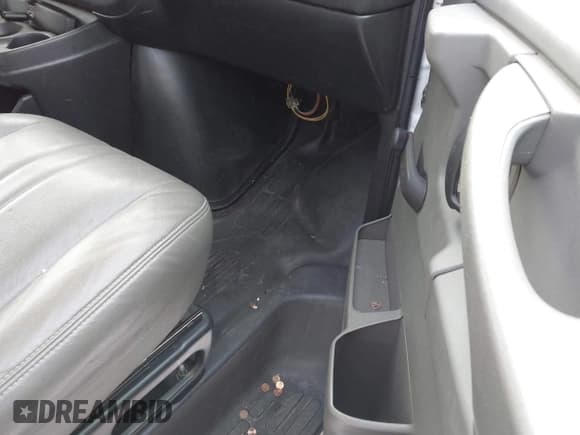 ✅ 2010 Chevrolet Express Cargo • VIN: 1GCUGADX6A1154119 • Lot: 41608254. Listed on IAAI with 156,816 mi. Free auction sales archive from the USA and detailed vehicle history report at DreamBid. Image 5.