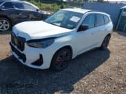 ✅ 2024 BMW X1 • VIN: WBX13EF06R5Y18108 • Lot: 43195972. Wystawiony na IAAI z przebiegiem 21 124 mil. Bezpłatny archiwum sprzedaży aukcyjnych z USA i szczegółowy raport historii pojazdu na DreamBid. Zdjęcie 2.