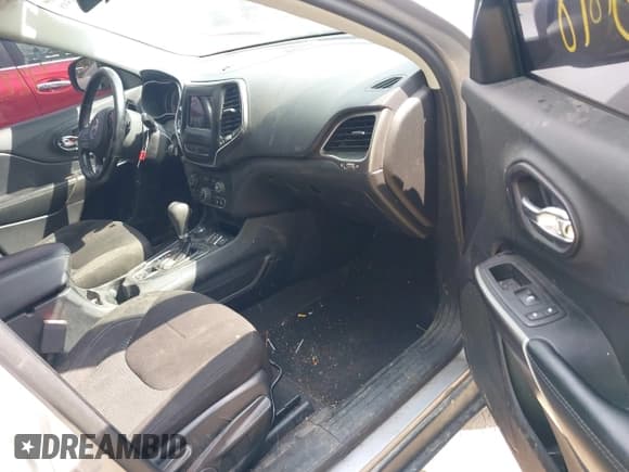 ✅ 2020 Jeep Cherokee Latitude • VIN: 1C4PJMCB8LD520203 • Lot: 42213598. Wystawiony na IAAI z przebiegiem 97 842 mil. Bezpłatny archiwum sprzedaży aukcyjnych z USA i szczegółowy raport historii pojazdu na DreamBid. Zdjęcie 5.