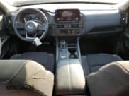 ✅ 2023 Nissan Pathfinder S • VIN: 5N1DR3AC3PC241895 • Lot: 70501275. Wystawiony na Copart z przebiegiem 28 035 mil. Bezpłatny archiwum sprzedaży aukcyjnych z USA i szczegółowy raport historii pojazdu na DreamBid. Zdjęcie 8.