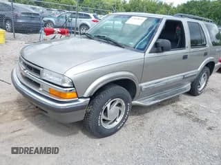 ✅ 2001 Chevrolet Blazer LT • VIN: 1GNDT13W112216256 • Lot: 43050693. Wystawiony na IAAI z przebiegiem 122 651 mil. Bezpłatny archiwum sprzedaży aukcyjnych z USA i szczegółowy raport historii pojazdu na DreamBid. Zdjęcie 2.