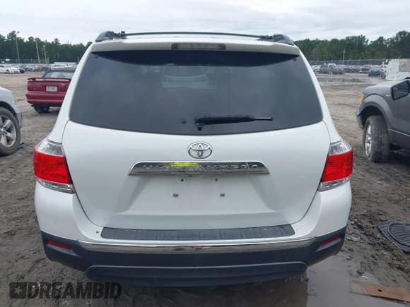✅ 2013 Toyota Highlander SE • VIN: 5TDZK3EH0DS104847 • Lot: 43403741. Listed on IAAI with 215,875 mi. Free auction sales archive from the USA and detailed vehicle history report at DreamBid. Image 16.