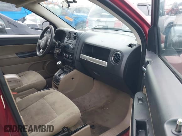 ✅ 2014 Jeep Compass Sport • VIN: 1C4NJCBA7ED882598 • Lot: 43662964. Wystawiony na IAAI z przebiegiem 164 977 mil. Bezpłatny archiwum sprzedaży aukcyjnych z USA i szczegółowy raport historii pojazdu na DreamBid. Zdjęcie 5.