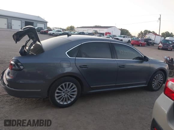 ✅ 2017 Volkswagen Passat SE • VIN: 1VWBT7A34HC064910 • Lot: 43103770. Listed on IAAI with 150,353 mi. Free auction sales archive from the USA and detailed vehicle history report at DreamBid. Image 14.