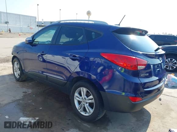2013 Hyundai Tucson GLS z VIN KM8JU3AC9DU561035, wystawiony jako IAAI lot #43040764 z przebiegiem 145 743 mil mil oraz . Historia ofert i sprzedaży dostępna na DreamBid. Obrazek 3.