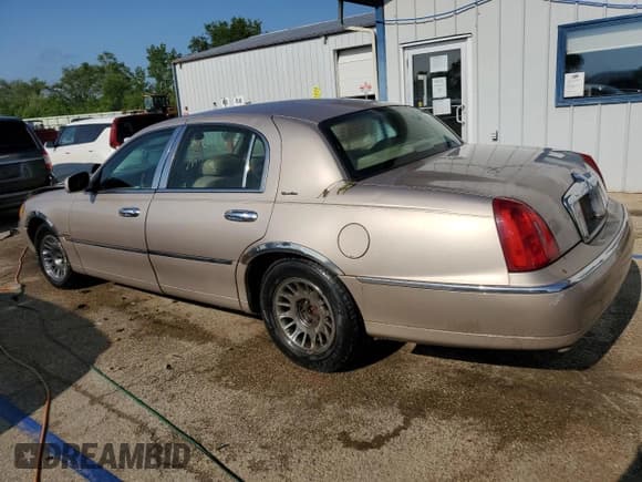 ✅ 1998 Lincoln Town Car Signature • VIN: 1LNFM82W7WY614094 • Lot: 59792735. Listed on Copart with 183,045 mi. Free auction sales archive from the USA and detailed vehicle history report at DreamBid. Image 2.