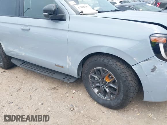 ✅ 2025 Ford Expedition Tremor • VIN: 1FMJU1RGXSEA12933 • Lot: 42981737. Wystawiony na IAAI z przebiegiem 5 060 mil. Bezpłatny archiwum sprzedaży aukcyjnych z USA i szczegółowy raport historii pojazdu na DreamBid. Zdjęcie 18.