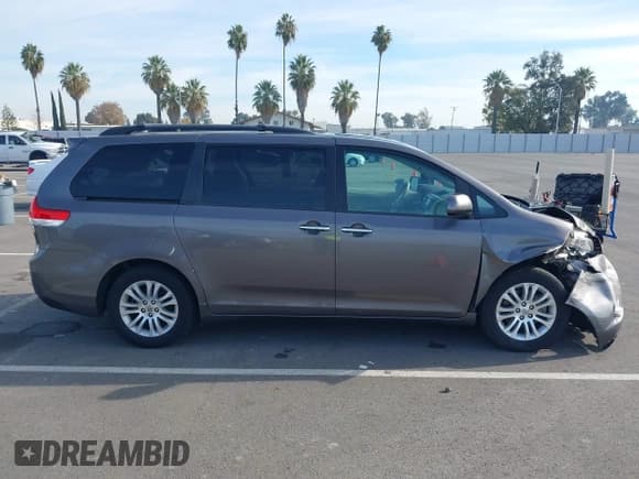 ✅ 2013 Toyota Sienna XLE • VIN: 5TDYK3DC4DS317348 • Lot: 43642452. Listed on IAAI with 254,784 mi. Free auction sales archive from the USA and detailed vehicle history report at DreamBid. Image 13.