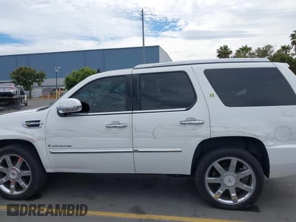 ✅ 2009 Cadillac Escalade • VIN: 1GYFK43569R271523 • Lot: 42804034. Listed on IAAI with 131,891 mi. Free auction sales archive from the USA and detailed vehicle history report at DreamBid. Image 6.