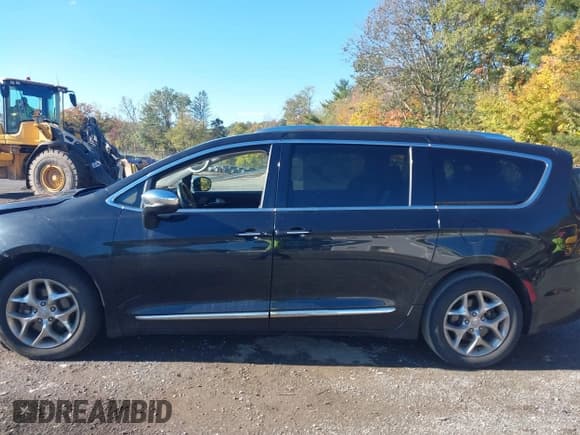 ✅ 2018 Chrysler Pacifica Limited • VIN: 2C4RC1GG5JR321465 • Lot: 43484376. Wystawiony na IAAI z przebiegiem 76 212 mil. Bezpłatny archiwum sprzedaży aukcyjnych z USA i szczegółowy raport historii pojazdu na DreamBid. Zdjęcie 14.