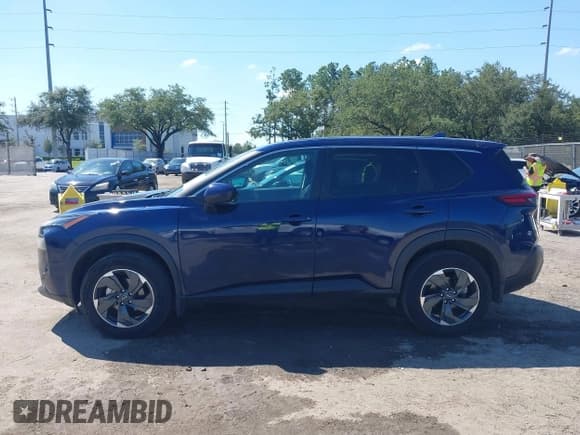 ✅ 2024 Nissan Rogue SV • VIN: 5N1BT3BB3RC719458 • Lot: 43275120. Wystawiony na IAAI z przebiegiem 22 715 mil. Bezpłatny archiwum sprzedaży aukcyjnych z USA i szczegółowy raport historii pojazdu na DreamBid. Zdjęcie 14.