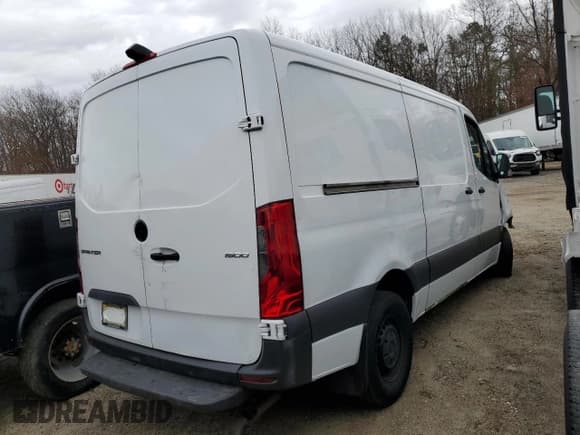 ✅ 2021 Mercedes-Benz Sprinter Cargo • VIN: W1Y70BGY4MT063964 • Lot: 46376145. Wystawiony na Copart z przebiegiem Nie podano. Bezpłatny archiwum sprzedaży aukcyjnych z USA i szczegółowy raport historii pojazdu na DreamBid. Zdjęcie 3.