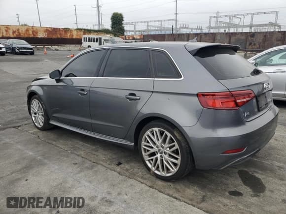 ✅ 2018 Audi A3 e-tron Sportback Premium Plus • VIN: WAUTPBFF5JA090027 • Lot: 65565245. Wystawiony na Copart z przebiegiem 98 976 mil. Bezpłatny archiwum sprzedaży aukcyjnych z USA i szczegółowy raport historii pojazdu na DreamBid. Zdjęcie 2.