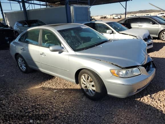 2007 Hyundai Azera SE z VIN KMHFC46F57A205043, wystawiony jako Copart lot #49531885 z przebiegiem 107 272 mil mil oraz Czysty tytuł • Clean title. Historia ofert i sprzedaży dostępna na DreamBid. Obrazek 4.