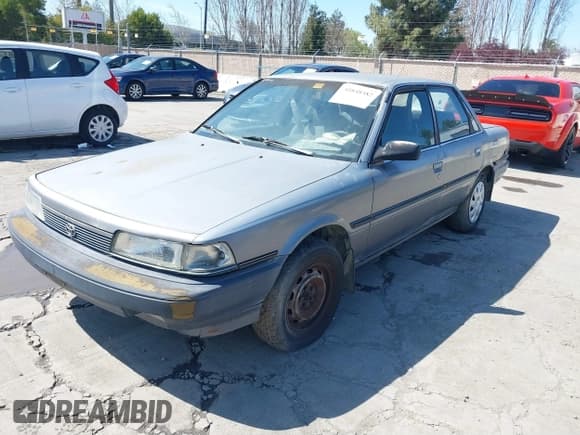 ✅ 1990 Toyota Camry DLX • VIN: 4T1SV21E6LU257382 • Lot: 41848382. Wystawiony na IAAI z przebiegiem 322 005 mil. Bezpłatny archiwum sprzedaży aukcyjnych z USA i szczegółowy raport historii pojazdu na DreamBid. Zdjęcie 2.