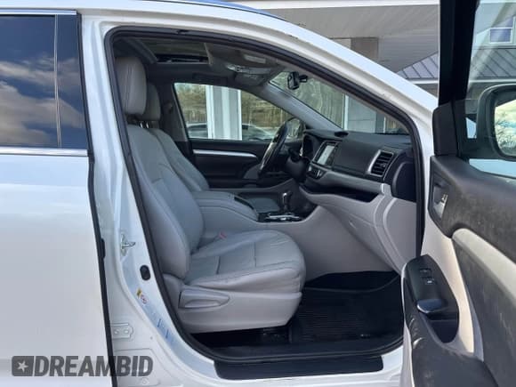 ✅ 2015 Toyota Highlander XLE • VIN: 5TDJKRFHXFS168878 • Лот: 43732761. Опубликован ранее на IAAI с пробегом 241 991 миль. Бесплатный доступ к архиву аукционных продаж из США и подробный отчёт об истории автомобиля на DreamBid. Изображение 5.