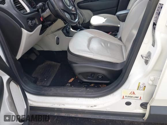 ✅ 2018 Jeep Renegade Limited • VIN: ZACCJBDB0JPH09220 • Lot: 42812178. Wystawiony na IAAI z przebiegiem 151 625 mil. Bezpłatny archiwum sprzedaży aukcyjnych z USA i szczegółowy raport historii pojazdu na DreamBid. Zdjęcie 6.