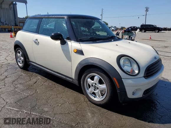 ✅ 2010 MINI Hardtop • VIN: WMWMF3C54ATU77861 • Лот: 84931205. Опубликован ранее на Copart с пробегом 182 450 миль. Бесплатный доступ к архиву аукционных продаж из США и подробный отчёт об истории автомобиля на DreamBid. Изображение 4.