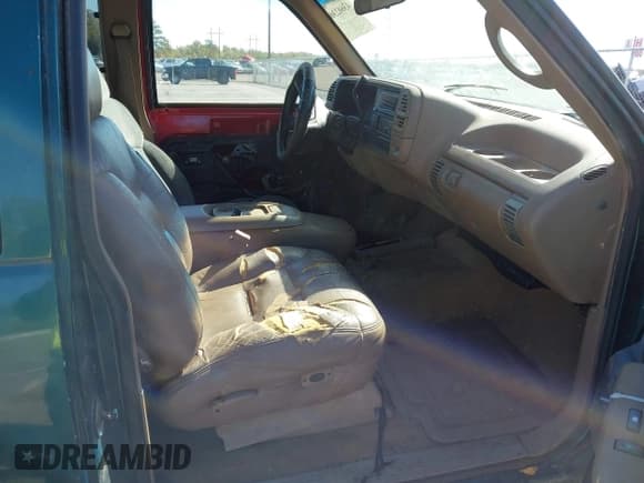 ✅ 1995 Chevrolet Silverado 1500 • VIN: 1GCEK19K5SE227152 • Lot: 43602300. Wystawiony na IAAI z przebiegiem 260 056 mil. Bezpłatny archiwum sprzedaży aukcyjnych z USA i szczegółowy raport historii pojazdu na DreamBid. Zdjęcie 5.