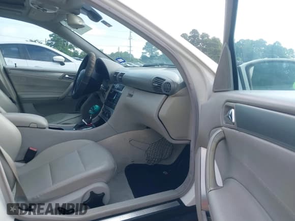 ✅ 2005 Mercedes-Benz C 230 Kompressor • VIN: WDBRF40J95F664371 • Lot: 42423721. Wystawiony na IAAI z przebiegiem 173 536 mil. Bezpłatny archiwum sprzedaży aukcyjnych z USA i szczegółowy raport historii pojazdu na DreamBid. Zdjęcie 5.