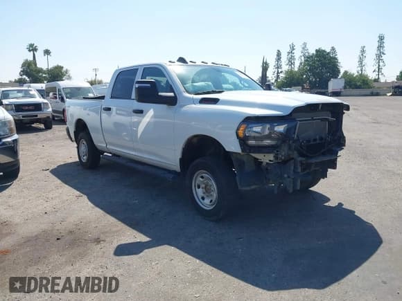 ✅ 2023 Ram 2500 Tradesman • VIN: 3C6UR5CJ5PG558514 • Lot: 43260300. Wystawiony na IAAI z przebiegiem 26 824 mil. Bezpłatny archiwum sprzedaży aukcyjnych z USA i szczegółowy raport historii pojazdu na DreamBid. Zdjęcie 1.