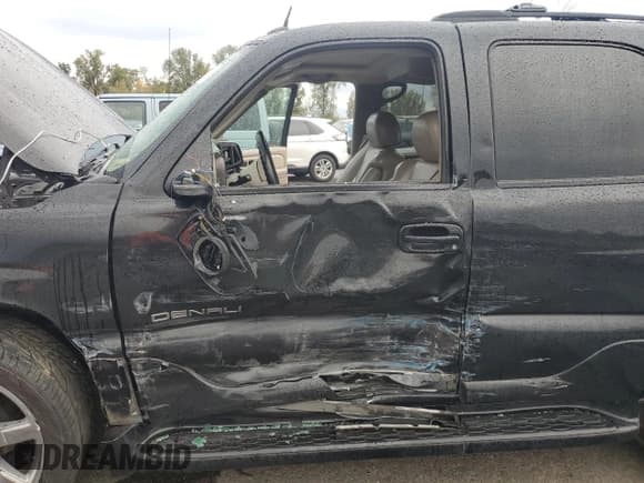 ✅ 2004 GMC Yukon Denali • VIN: 1GKEK63U44J256874 • Lot: 91089225. Listed on Copart with 122,338 mi. Free auction sales archive from the USA and detailed vehicle history report at DreamBid. Image 7.