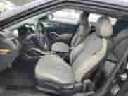 2012 Hyundai Veloster w/Red Int z VIN KMHTC6AD2CU058130, wystawiony jako Copart lot #86747414 z przebiegiem 162 982 mil mil oraz Czysty tytuł • Clean title. Historia ofert i sprzedaży dostępna na DreamBid. Obrazek 7.