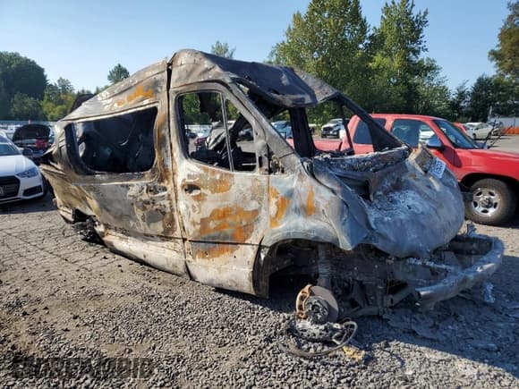 ✅ 2019 Mercedes-Benz Sprinter • VIN: WD4FF0CD3KT006809 • Lot: 70192575. Wystawiony na Copart z przebiegiem Nie podano. Bezpłatny archiwum sprzedaży aukcyjnych z USA i szczegółowy raport historii pojazdu na DreamBid. Zdjęcie 4.