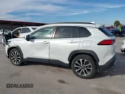 ✅ 2022 Toyota Corolla Cross XLE • VIN: 7MUDAABG1NV035400 • Lot: 43610711. Wystawiony na IAAI z przebiegiem 34 456 mil. Bezpłatny archiwum sprzedaży aukcyjnych z USA i szczegółowy raport historii pojazdu na DreamBid. Zdjęcie 14.