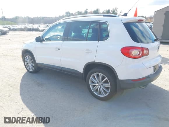 ✅ 2011 Volkswagen Tiguan S • VIN: WVGBV7AX1BW512957 • Lot: 43695473. Wystawiony na IAAI z przebiegiem 121 420 mil. Bezpłatny archiwum sprzedaży aukcyjnych z USA i szczegółowy raport historii pojazdu na DreamBid. Zdjęcie 3.
