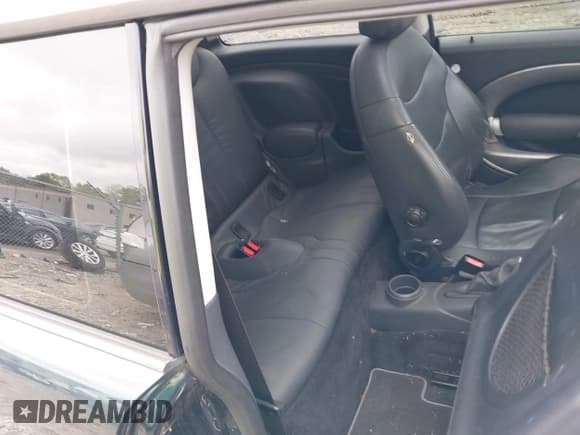 ✅ 2003 MINI Hardtop S • VIN: WMWRE33423TD67347 • Lot: 42267289. Wystawiony na IAAI z przebiegiem 79 740 mil. Bezpłatny archiwum sprzedaży aukcyjnych z USA i szczegółowy raport historii pojazdu na DreamBid. Zdjęcie 8.