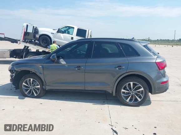 ✅ 2024 Audi Q5 S line Premium • VIN: WA1GAAFY1R2103406 • Лот: 43008540. Опубликован ранее на IAAI с пробегом 5 065 миль. Бесплатный доступ к архиву аукционных продаж из США и подробный отчёт об истории автомобиля на DreamBid. Изображение 14.