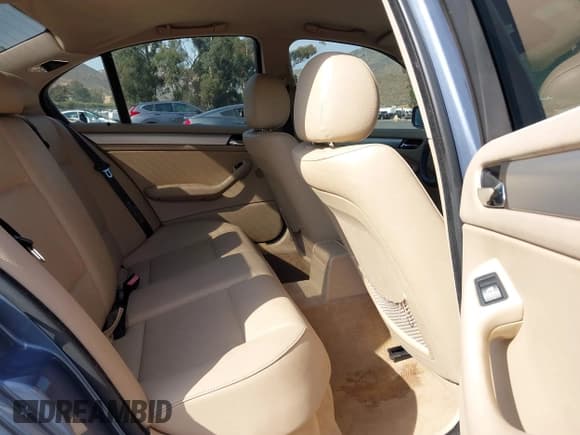 ✅ 2004 BMW 3 Series 325i • VIN: WBAEV33464KR28572 • Lot: 42106253. Listed on IAAI with 142,908 mi. Free auction sales archive from the USA and detailed vehicle history report at DreamBid. Image 8.