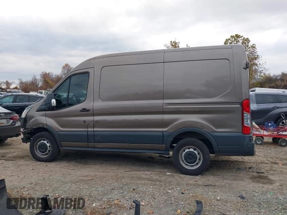✅ 2018 Ford Transit • VIN: 1FTYR1CG7JKA94942 • Lot: 43542703. Wystawiony na IAAI z przebiegiem 171 473 mil. Bezpłatny archiwum sprzedaży aukcyjnych z USA i szczegółowy raport historii pojazdu na DreamBid. Zdjęcie 14.